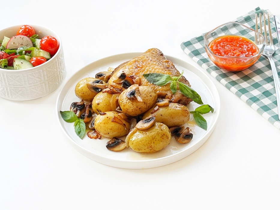 Куриные бедра с картошкой в духовке