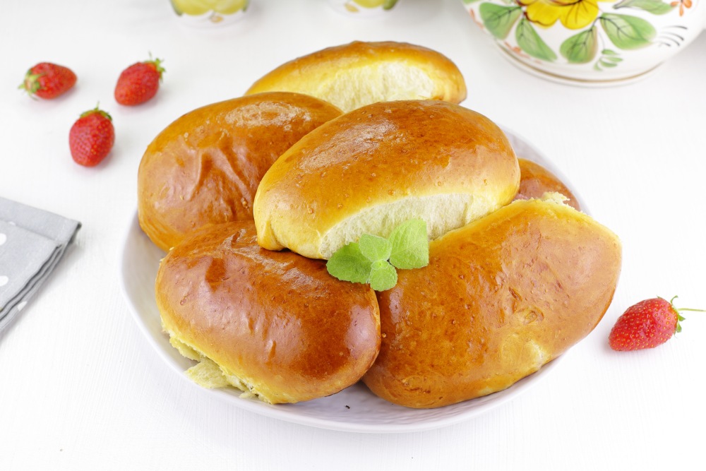 Пышные пирожки с яблоками и клубникой