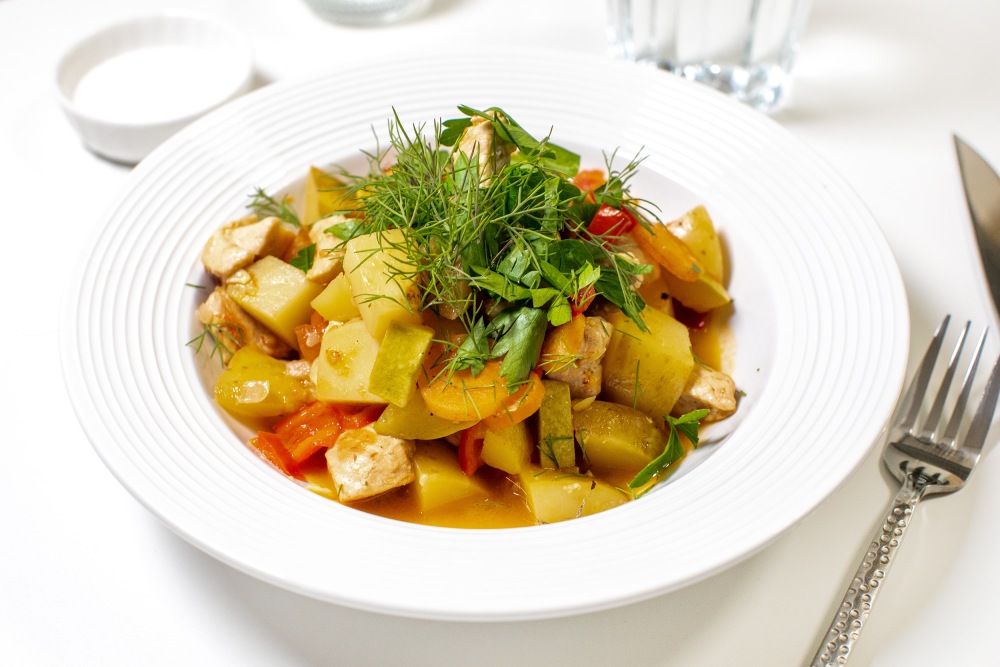 Овощное рагу с курицей на сковороде Овощное рагу с курицей на сковороде