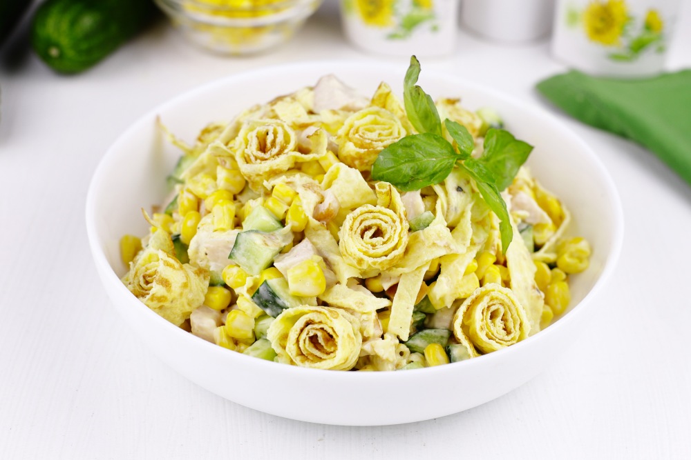 Блинный салат с копченой курицей Блинный салат с копченой курицей