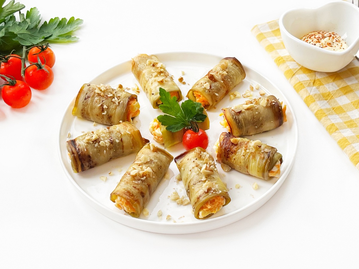 Рулетики из баклажанов с морковью и болгарским перцем в томатном соусе (на зиму)