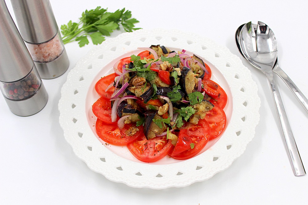 Грузинский салат с баклажанами и орехами