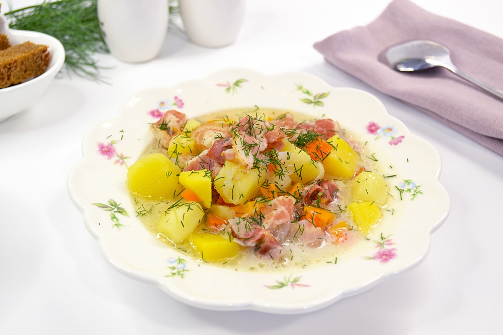 Домашний суп с беконом и сыром