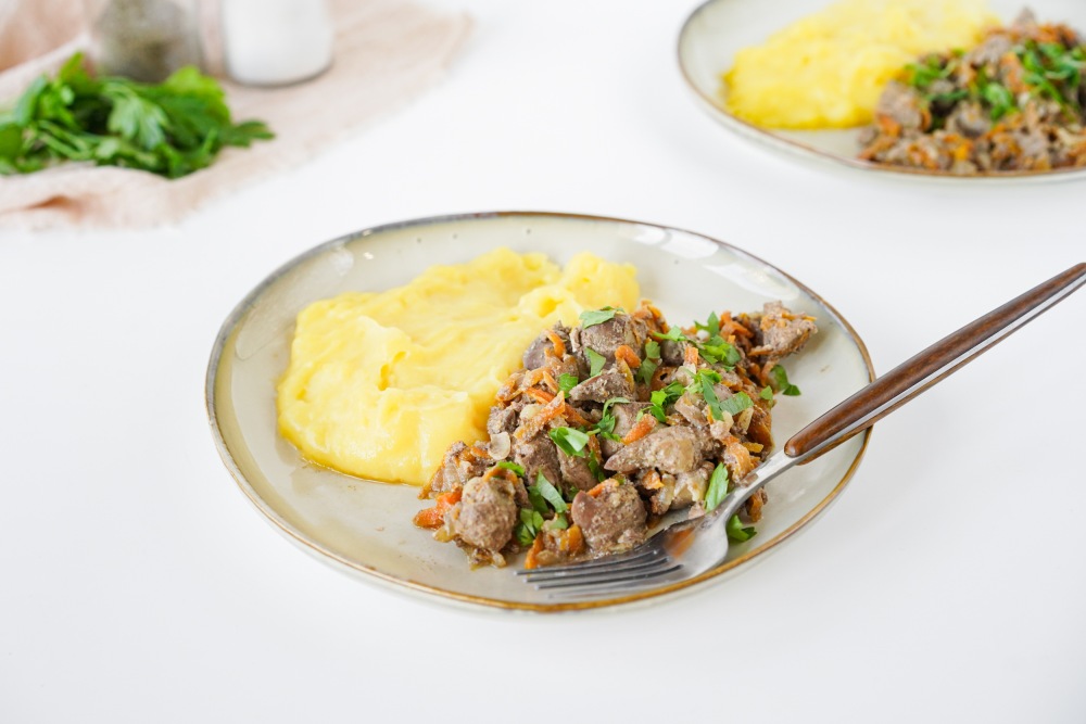 Жареная куриная печень с луком и морковью Жареная куриная печень с луком и морковью