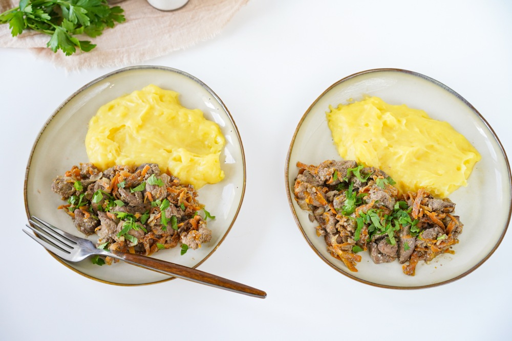 Жареная куриная печень с луком и морковью Жареная куриная печень с луком и морковью