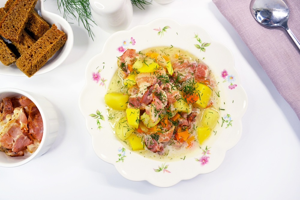 Домашний суп с беконом и сыром
