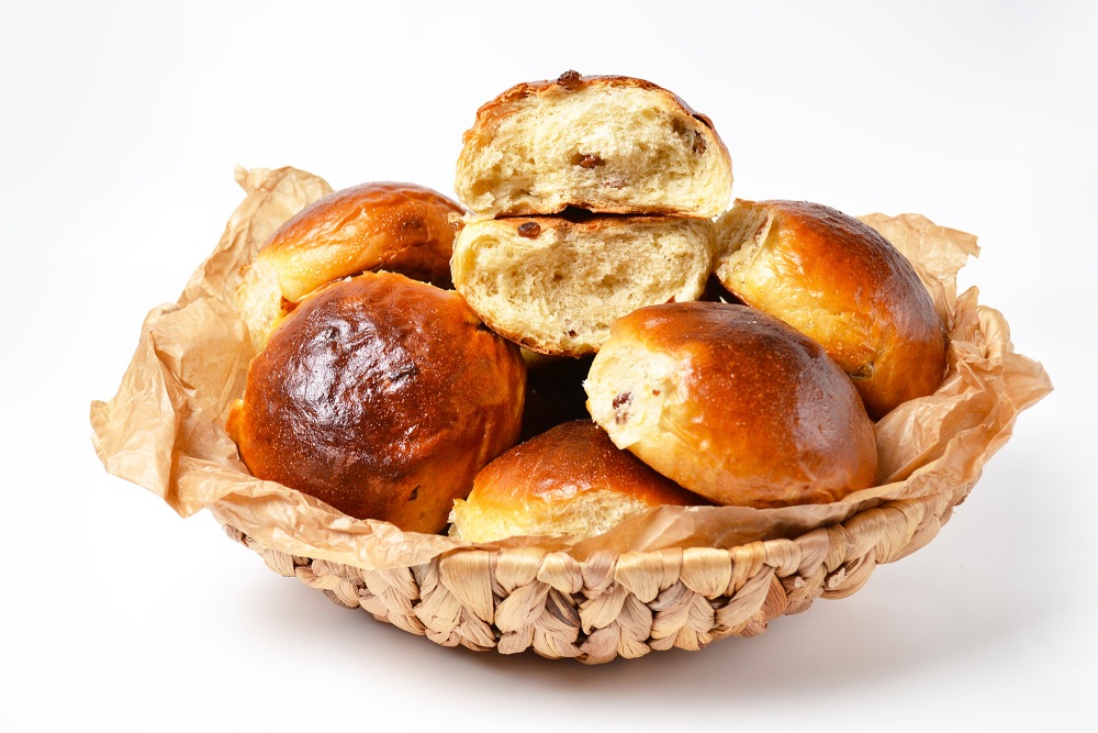 Пышные булочки с изюмом из дрожжевого теста