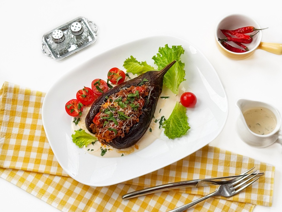 Битые баклажаны с фаршем и сыром