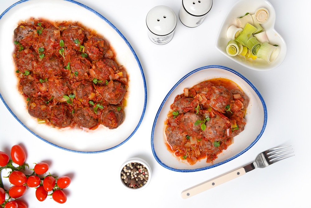 Фрикадельки в томатном соусе в духовке