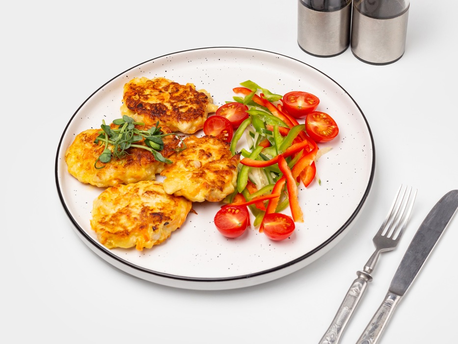 Куриные оладьи на сковороде с овощами