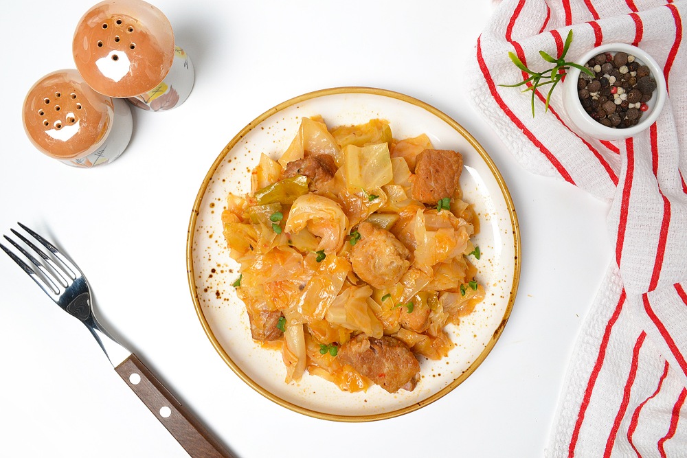 Как вкусно потушить капусту с мясом