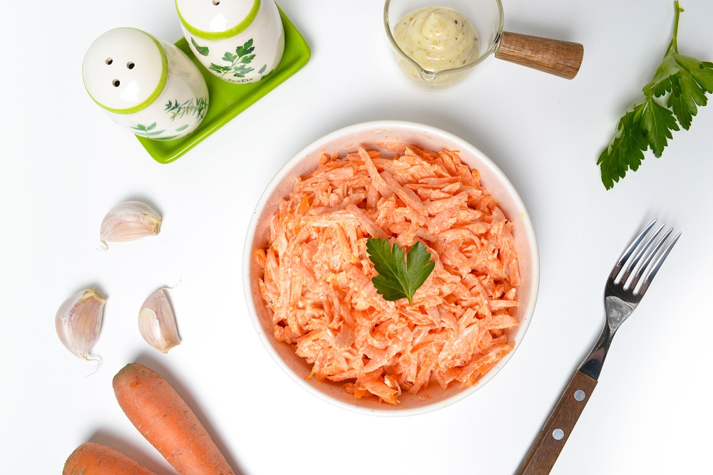 Салат из моркови с чесноком и майонезом