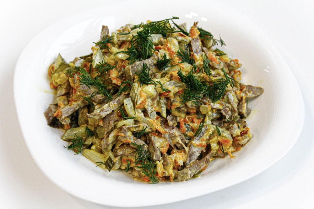 Салат из сердца с луком и морковью