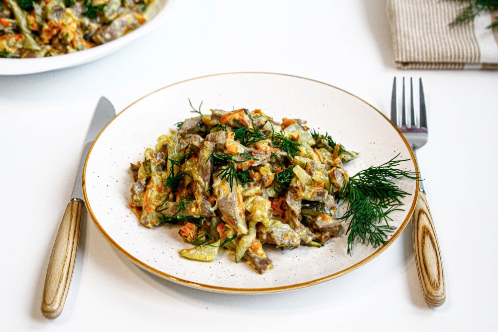 Салат из сердца с луком и морковью