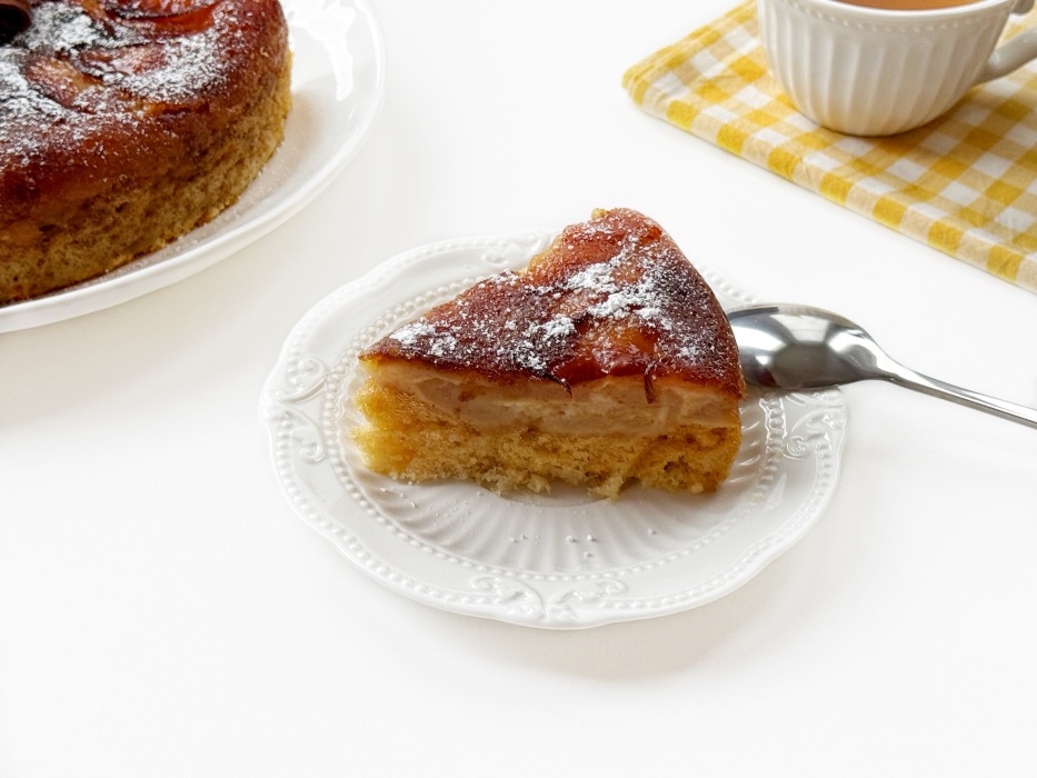 Шарлотка с яблоками в мультиварке пышная