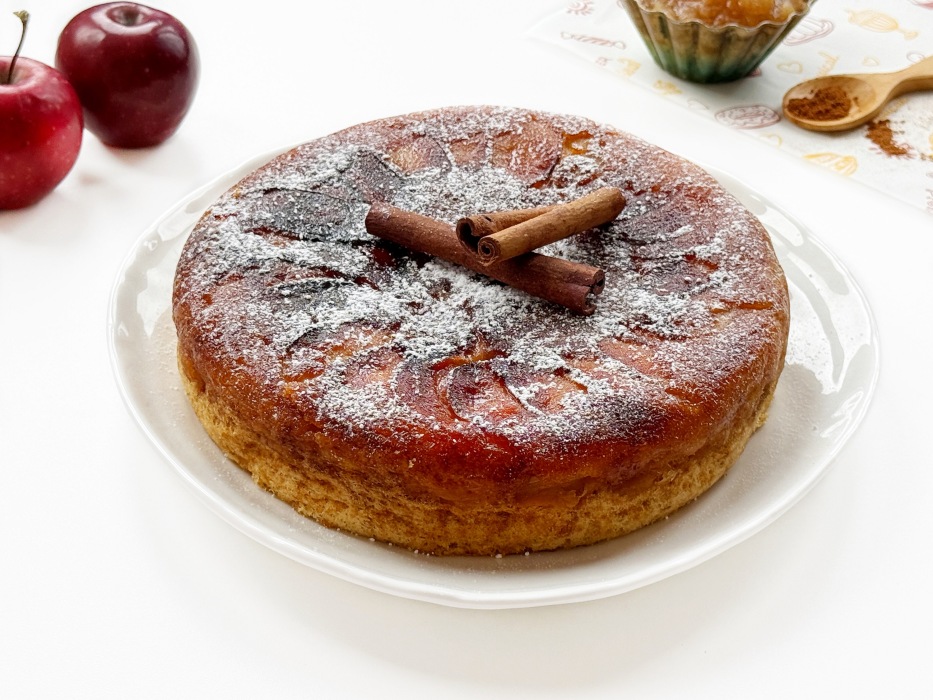 Шарлотка с яблоками в мультиварке пышная