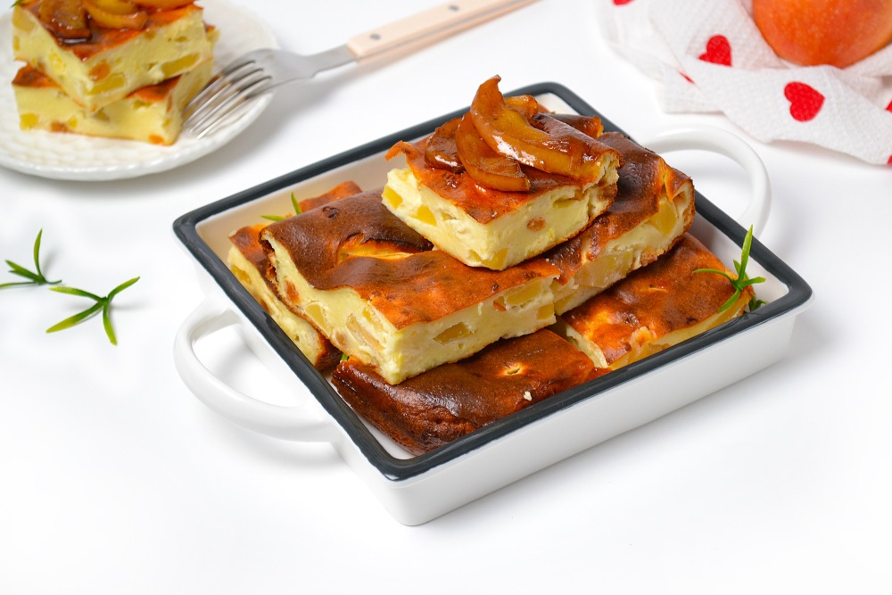 Творожная запеканка с яблоками и манкой