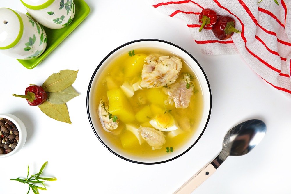 Уха из минтая с картошкой и яйцом