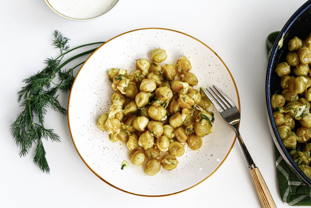 Жареные пельмени с сыром на сковороде