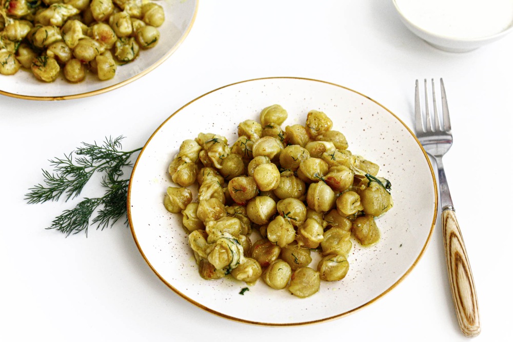 Жареные пельмени с сыром на сковороде