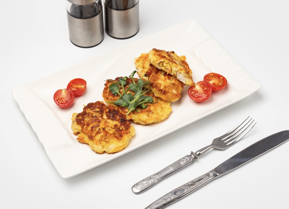 Куриные оладьи на сковороде с овощами