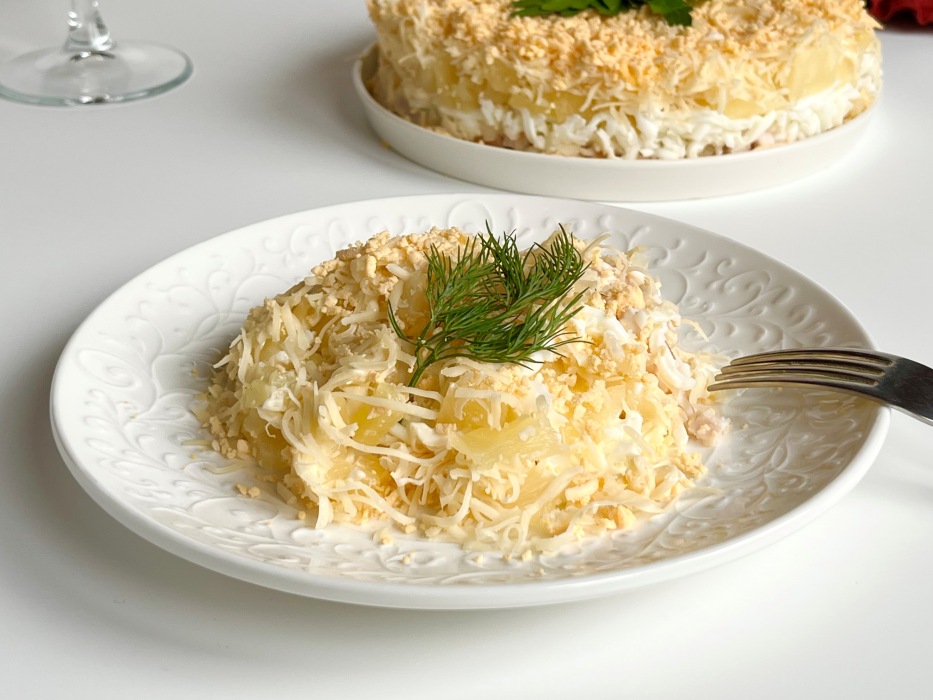 Салат с ананасом, копченой курицей и сыром