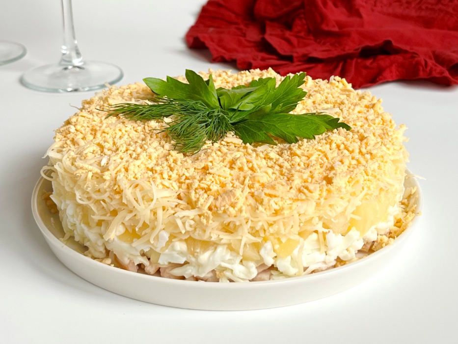 Салат с ананасом, копченой курицей и сыром