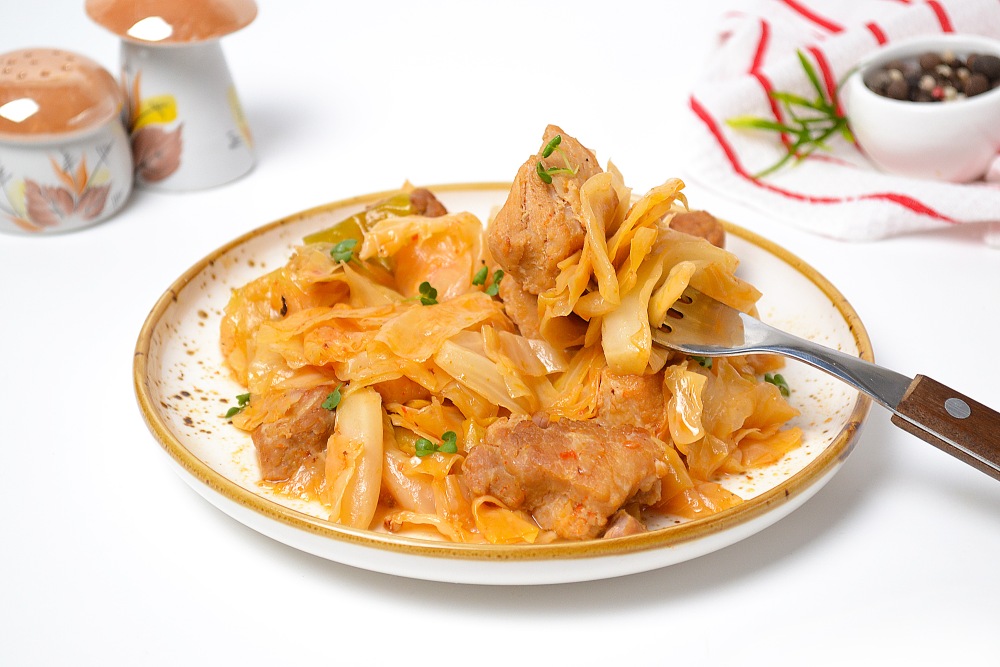 Как вкусно потушить капусту с мясом