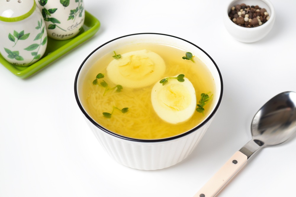 Куриный бульон с вермишелью и яйцом Куриный бульон с вермишелью и яйцом