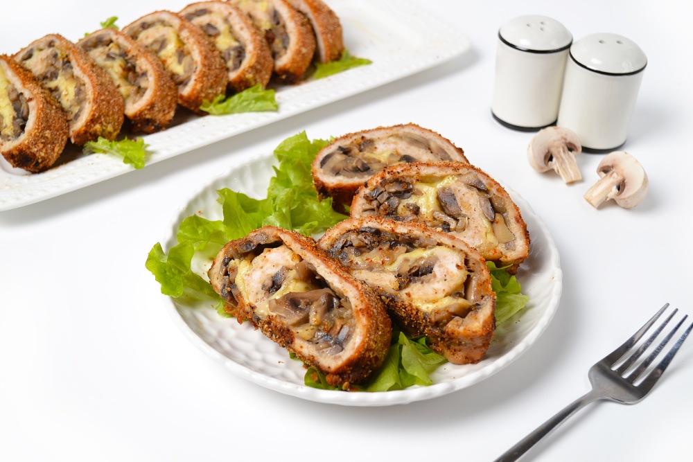 Куриный рулет с грибами и сыром Куриный рулет с грибами и сыром