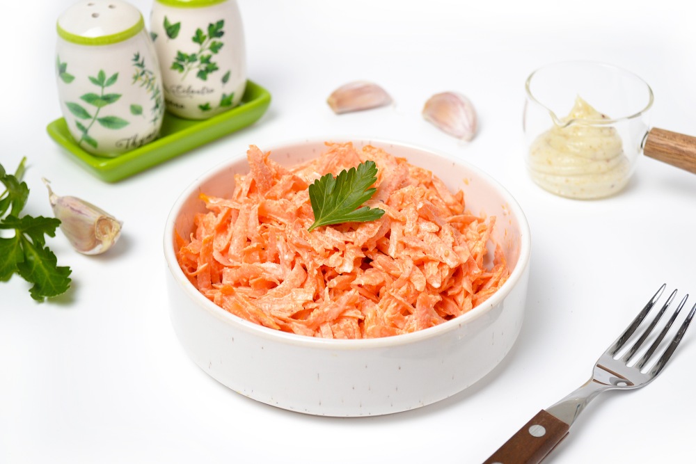 Салат из моркови с чесноком и майонезом