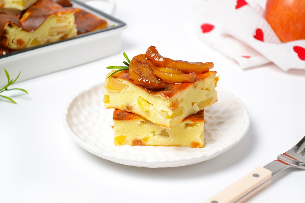 Творожная запеканка с яблоками и манкой