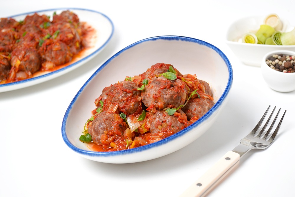 Фрикадельки в томатном соусе в духовке