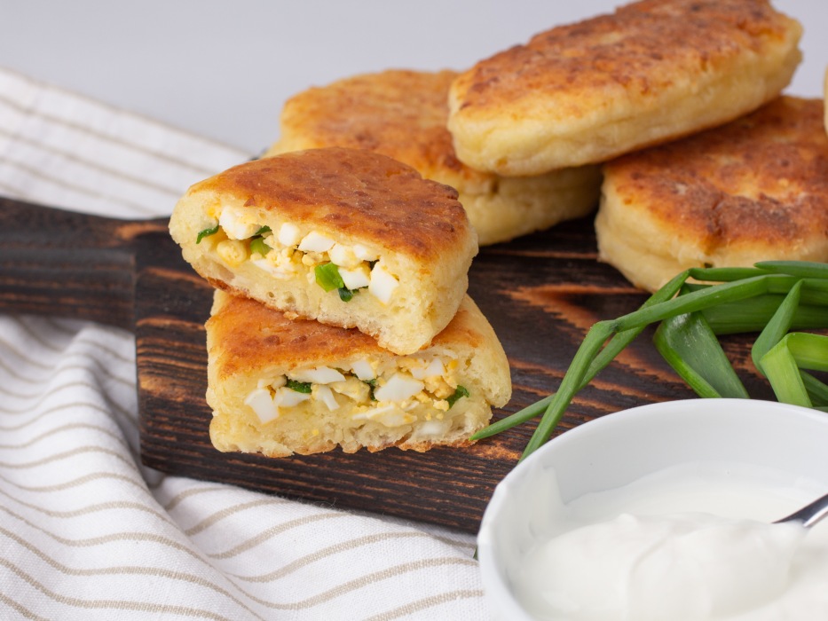 Быстрые творожные пирожки с луком и яйцом