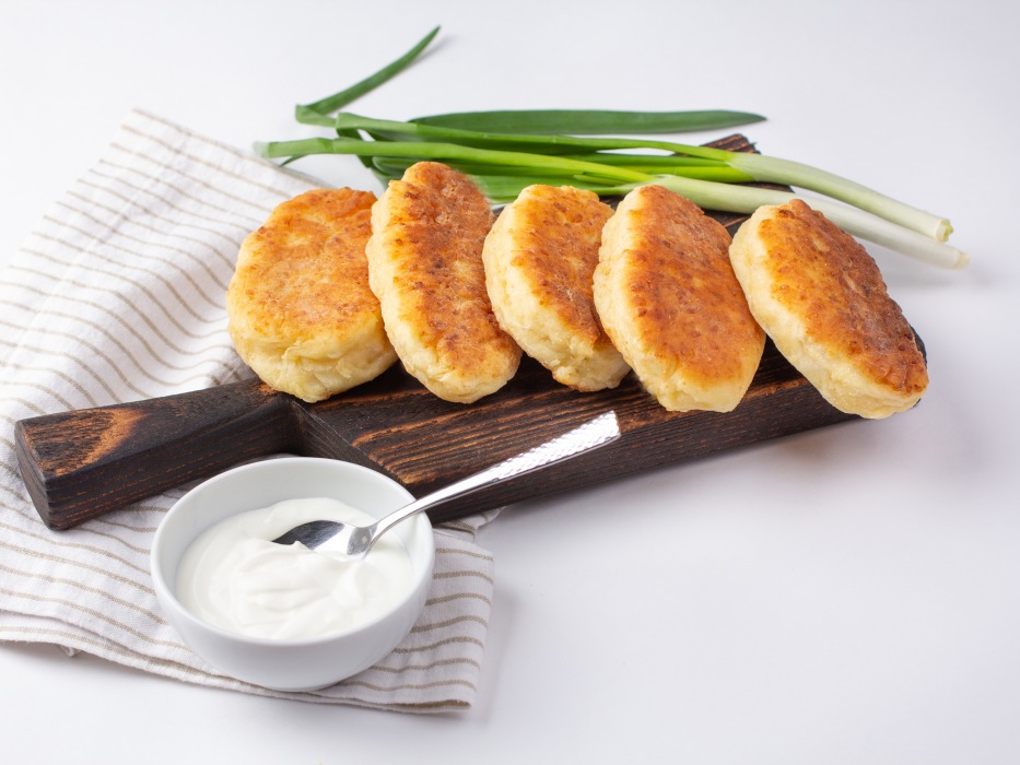 Быстрые творожные пирожки с луком и яйцом