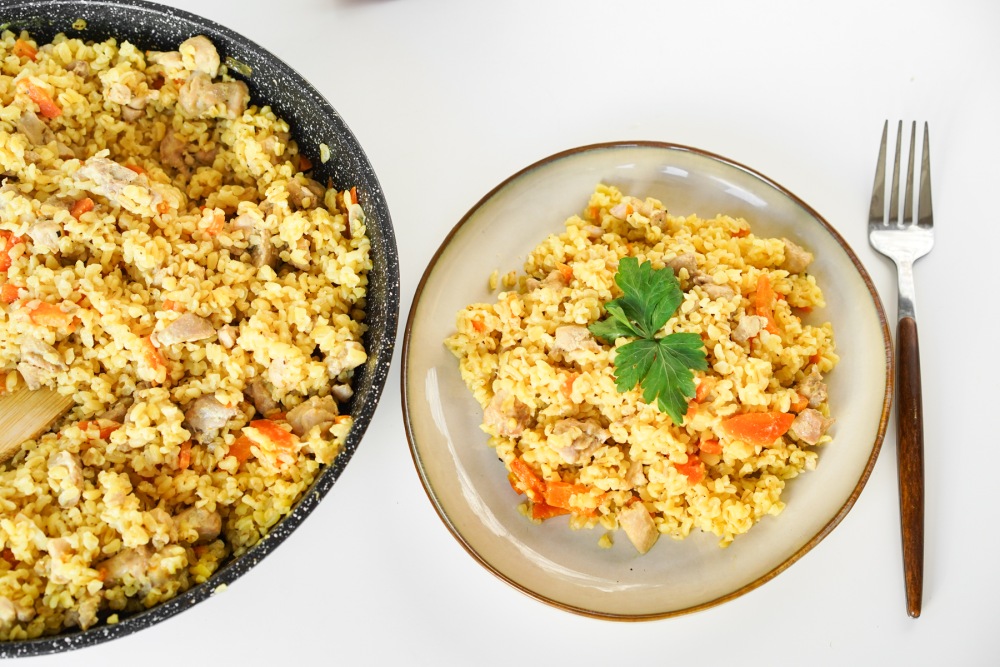 Булгур с курицей и овощами на сковороде