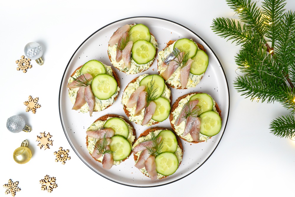 Бутерброды с селедкой на праздничный стол