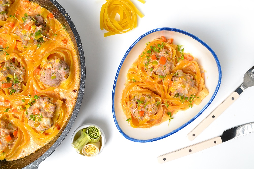 Гнезда из макарон с фаршем на сковороде