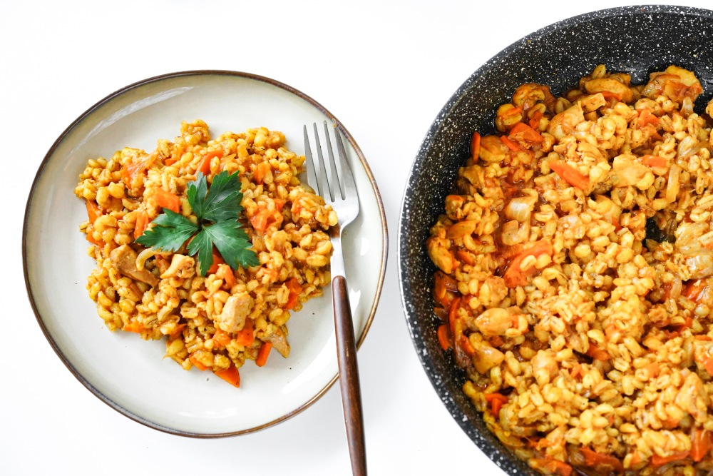 Перловка с курицей на сковороде