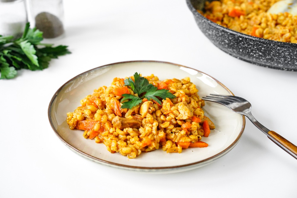 Перловка с курицей на сковороде