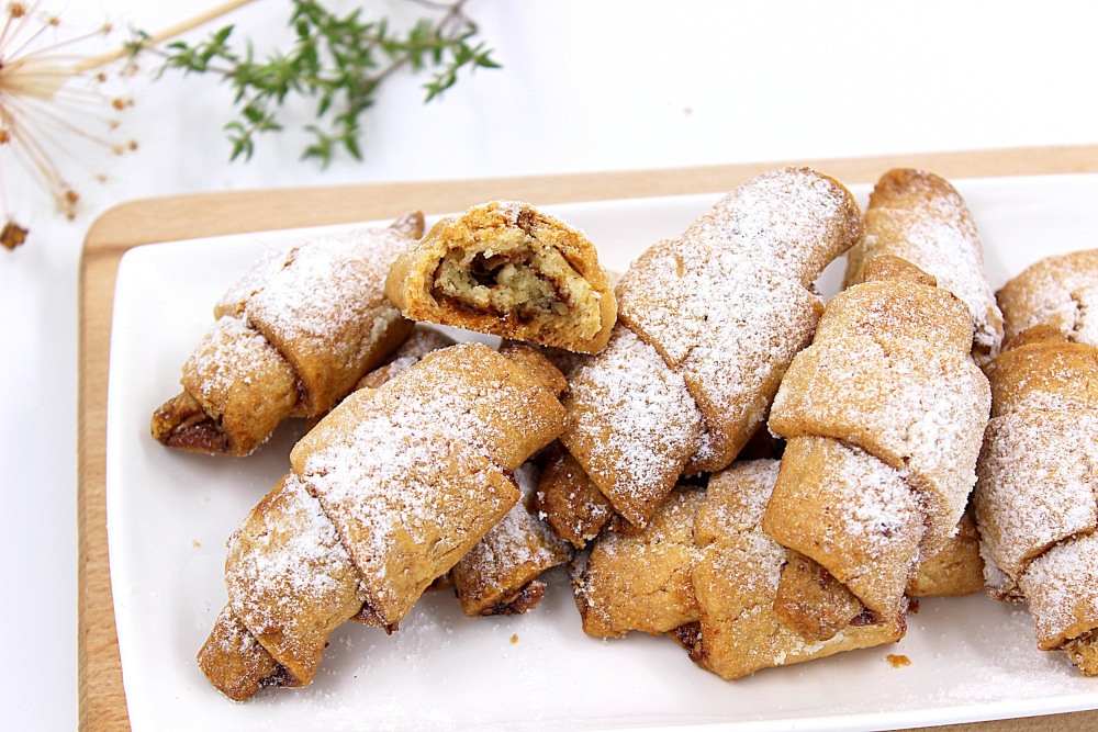Песочные рогалики с орехами