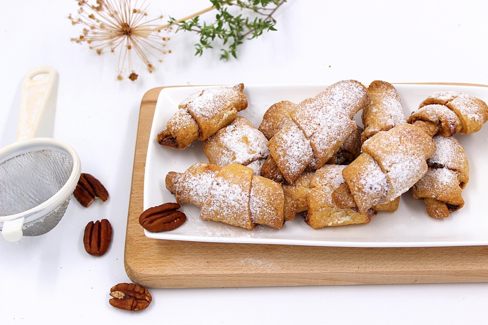 Песочные рогалики с орехами