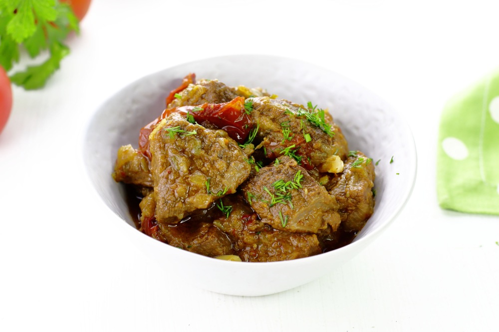 Рецепт тушеной говядины в казане с луком