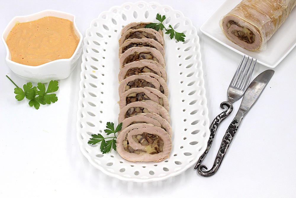 Рулет из свиной вырезки с грибами и сыром