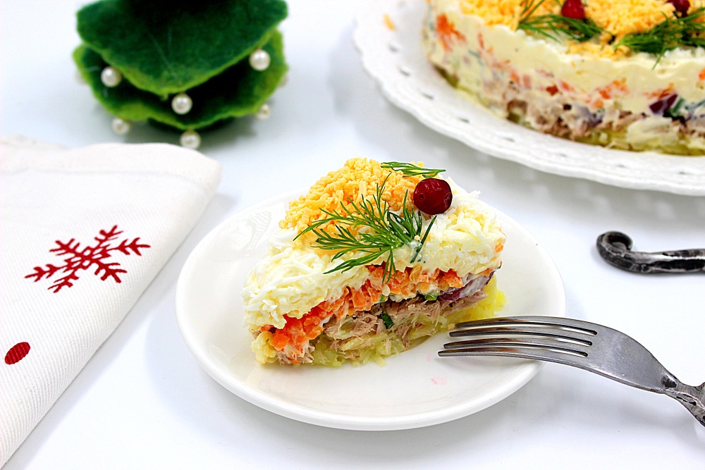 Салат “Мимоза” с тунцом и сыром новогодний