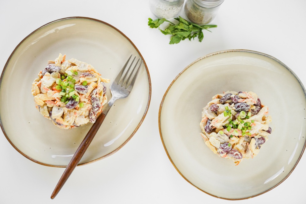 Салат с фасолью, курицей и грибами