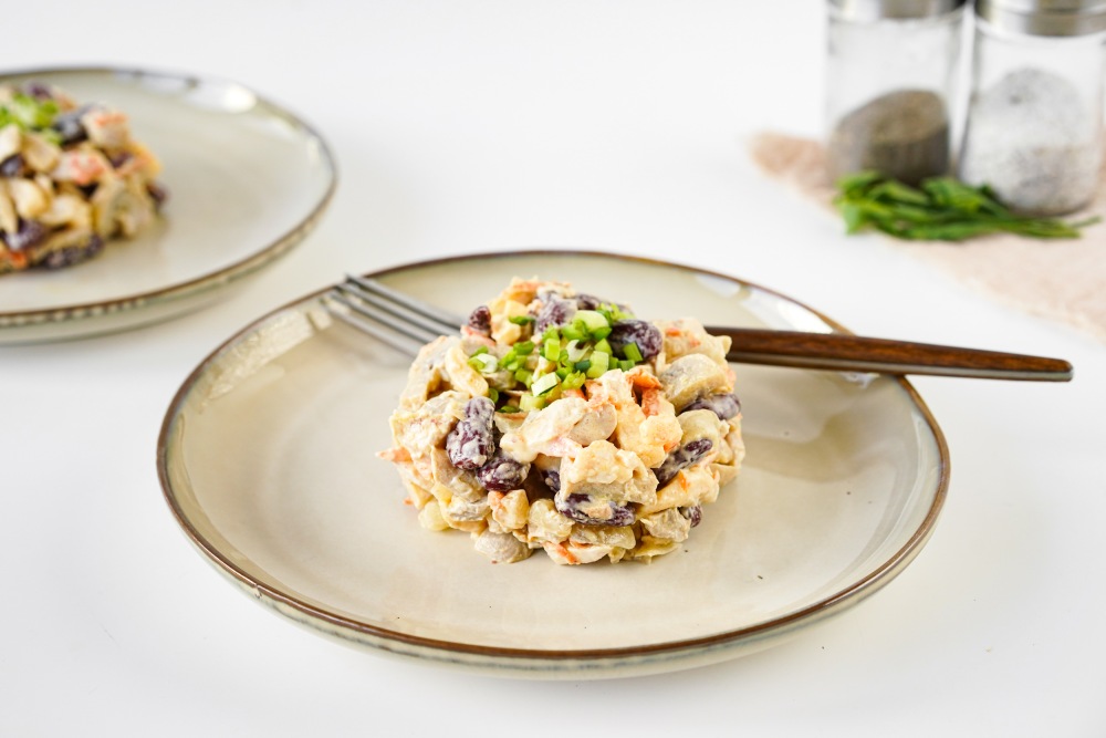 Салат с фасолью, курицей и грибами