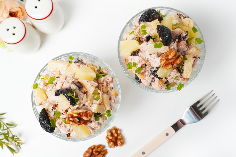 Салат с курицей, с черносливом и грецким орехом