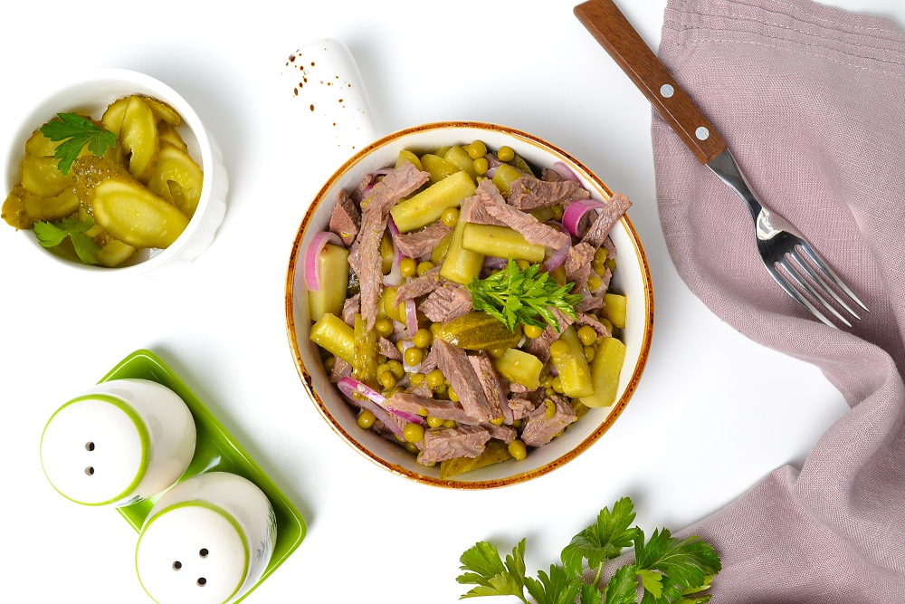 Салат “Шахтерский” с солеными огурцами и мясом