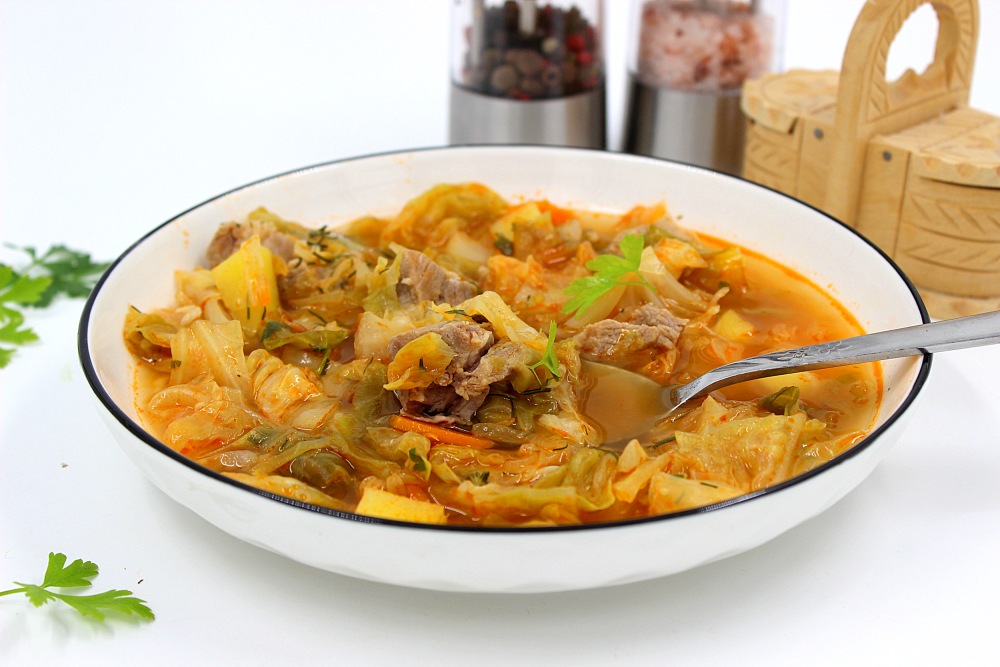 Щи из свежей капусты со свининой